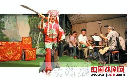 街头舞台车&ldquo;带&rdquo;大学生吴朝兵进剧团