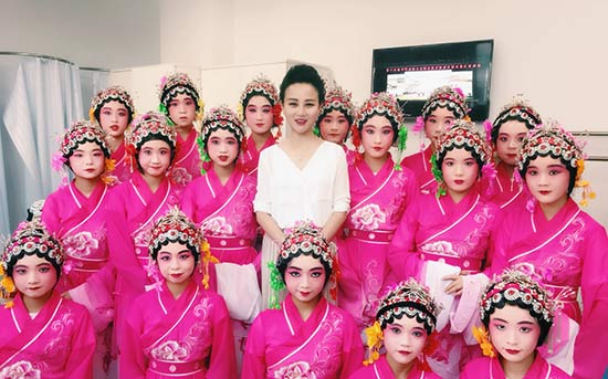 兰兰用京剧咏唱古诗词 面向中小学宣扬国学京戏