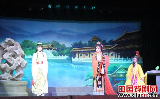 余杭&ldquo;小百花&rdquo;下乡演出 闷热不减戏迷热情