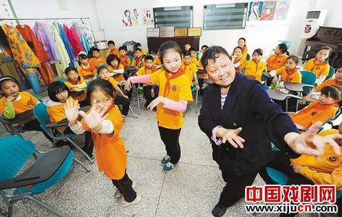 川剧艺术培育基地在驿都实验学校挂牌成立