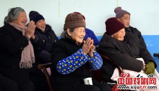 岳阳县京剧票友协会到敬老院义务演出