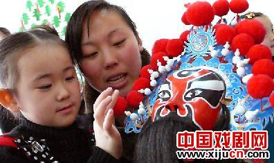 老师教幼儿园的孩子认脸谱