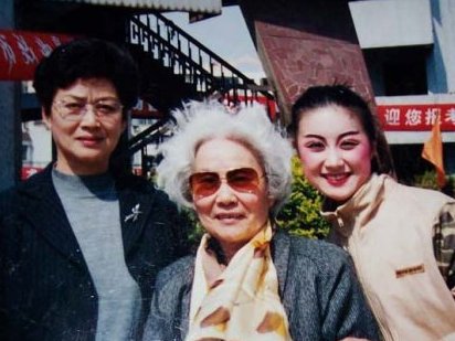 著名越剧演员与流派宗师曹银娣、张宇峰与恩师陆锦花