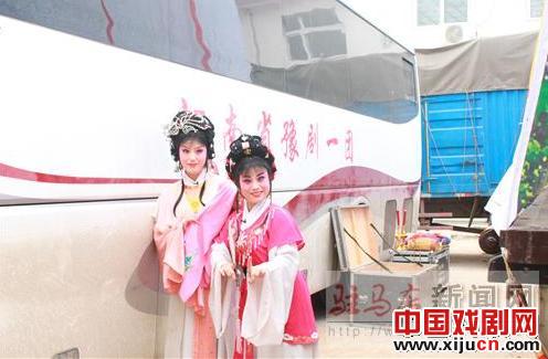 河南省豫剧一团来到正阳县彭桥乡演出《抬花骄》、《泪洒相思地》