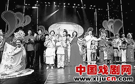 豫剧名家小香玉、《梨园春》小擂主陶阳和武术学校学员精彩表演