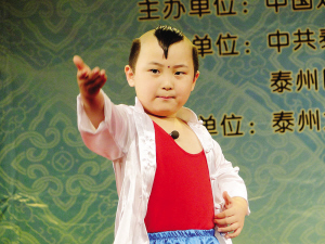 一身病号服 发型还是“剪花花”图