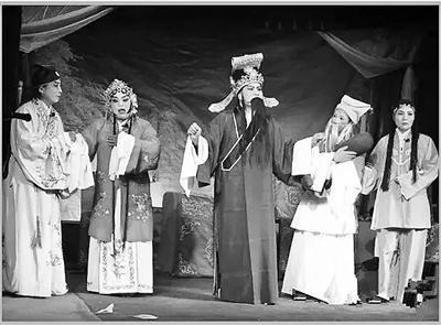 农民撂下锄头登台唱豫剧