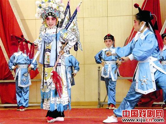 11岁女娃张诗怡爱演京剧《穆桂英挂帅》
