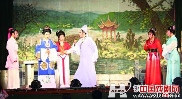 镇海越剧一团为居民演大戏