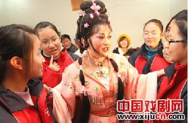 梅花奖&rdquo;得主陈新琴为1500名学生演出新编豫剧《花木兰》