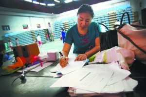 彩排时，团长李邯会记下每个团员需要改进的地方。