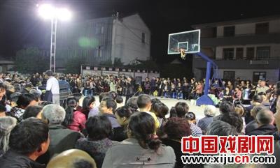 楼塔镇萧南村的文化广场举行越剧戏友联欢活动