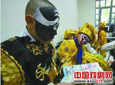 北大附小的学生在北大百年讲堂举行京剧专场汇报演出