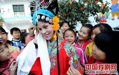河南新蔡县文华豫剧演艺有限公司把戏曲知识和经典豫剧名段送到校园