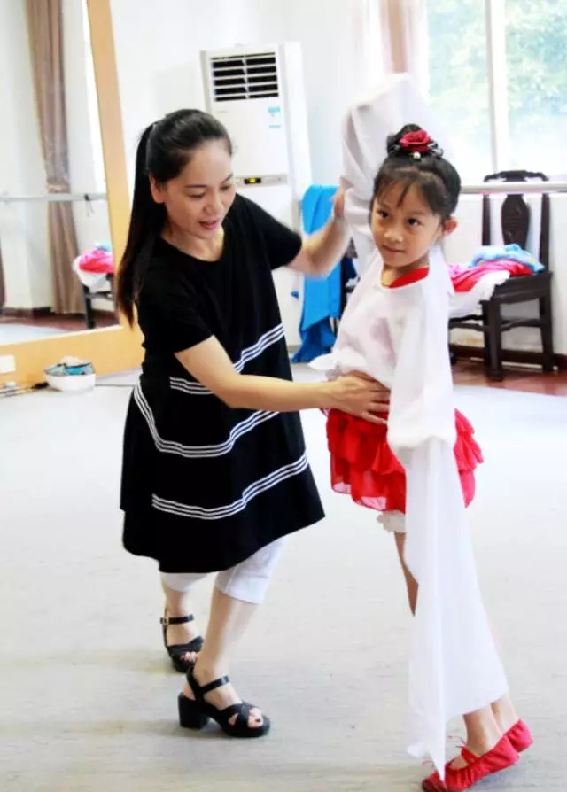 鄞州越剧团郑燕指导毛若涵