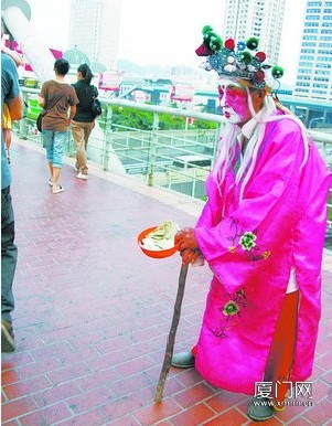 &ldquo;88岁的豫剧演员&rdquo;身穿戏服到厦门天桥上乞讨