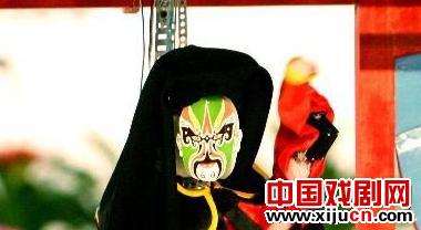 苏州碧波实验小学制作的机器人表演&ldquo;川剧变脸&rdquo;