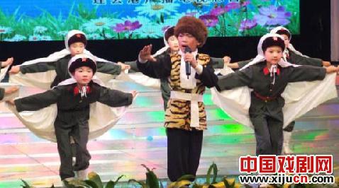 赣榆县实验小学京剧班演出现代京剧《迎来春色换人间》