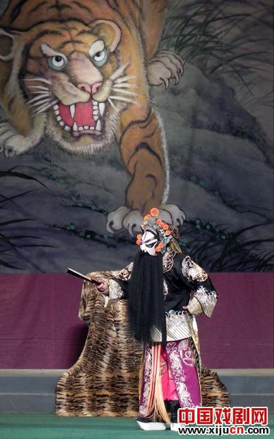 沈阳京剧院演出经典历史剧目《海瑞背纤》