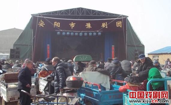 观看安阳市豫剧团演出《血溅乌纱》