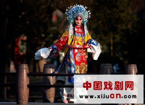 北京公园，一位身穿京剧服装的女子正在练习