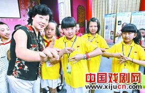 梅派传人李萍指导孩子学习京剧