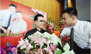 天津市评剧院的著名评剧表演艺术家王有才喜收该院优秀青年演员李宣捷为徒