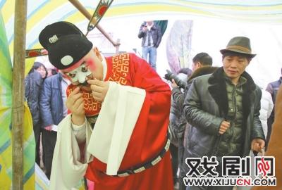 塑料布棚子搭建的化妆间里，名角一丝不苟地化妆。