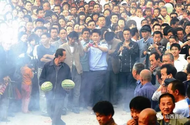 晋剧团河曲演出，被满台扔西瓜，原来是...