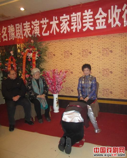 著名豫剧表演艺术家郭美金收陈迎辉为徒