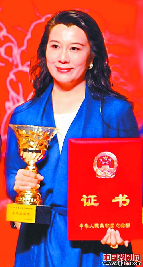 汪荃珍：能够捧得文华表演奖的奖杯，是我50岁生日最好的礼物