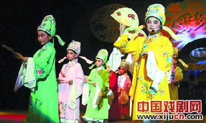 小学生演越剧