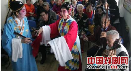 社区戏剧团自编自演《花为媒》、《桃花庵》庆祝重阳节