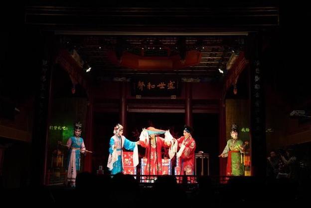 古戏楼版京剧《白蛇传奇》在北京正乙祠戏楼隆重开演