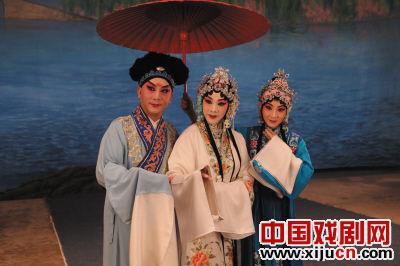 　　李萍（中）、宋小川（左）和宋奕萱（右）等主创的定妆照。