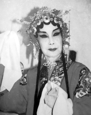 新艳秋曾古稀高龄登台演出 轰动海内外梨园界