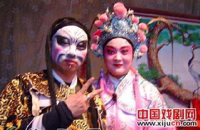 丈夫扮花旦，妻子扮武生