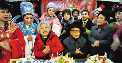 越剧票友为80岁老人祝寿