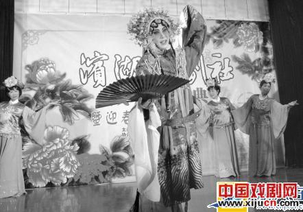 京剧票友查燕萍成立滨湖京剧社
