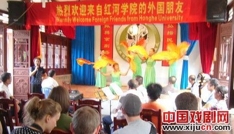 美国大学师生端午节观看京剧表演