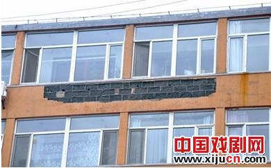 红山区京剧团住宅楼外墙体脱落
