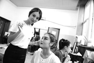 北京京剧院最年轻的编导李卓群创作的&ldquo;人鬼恋&rdquo;三部曲