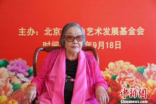 著名京剧艺术大师赵燕侠在京喜收王晶、吴昊颐为徒