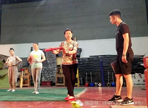 川剧《白蛇传》复排进行中 导演陈巧茹手把手指导