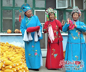 民间冀东文艺&ldquo;三枝花&rdquo;票友协会传统剧目常演不衰，新编小段寓教于乐