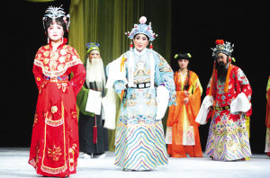 业余票友组成的天津尖山百花越剧团演出古装宫廷越剧《狸猫换太子》