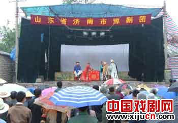 济南市豫剧团下乡演出四十载