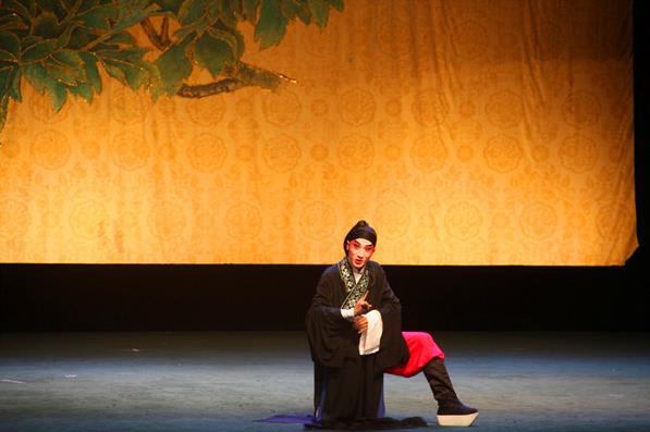 青年川剧演员演绎《水牢摸印》