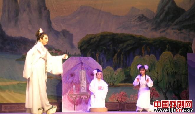 观看北京鸣越社演出越剧《蝴蝶梦》