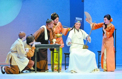 越剧《二泉映月》大腕茅威涛登台 观众大喊&ldquo;我爱你&rdquo;